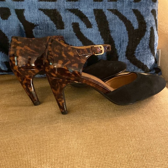 Sofft Almond Toe Suede Patent Heel - Picture 5 of 13